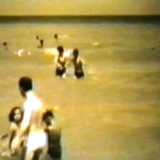 ...per poi tuffarsi tra le onde del mare